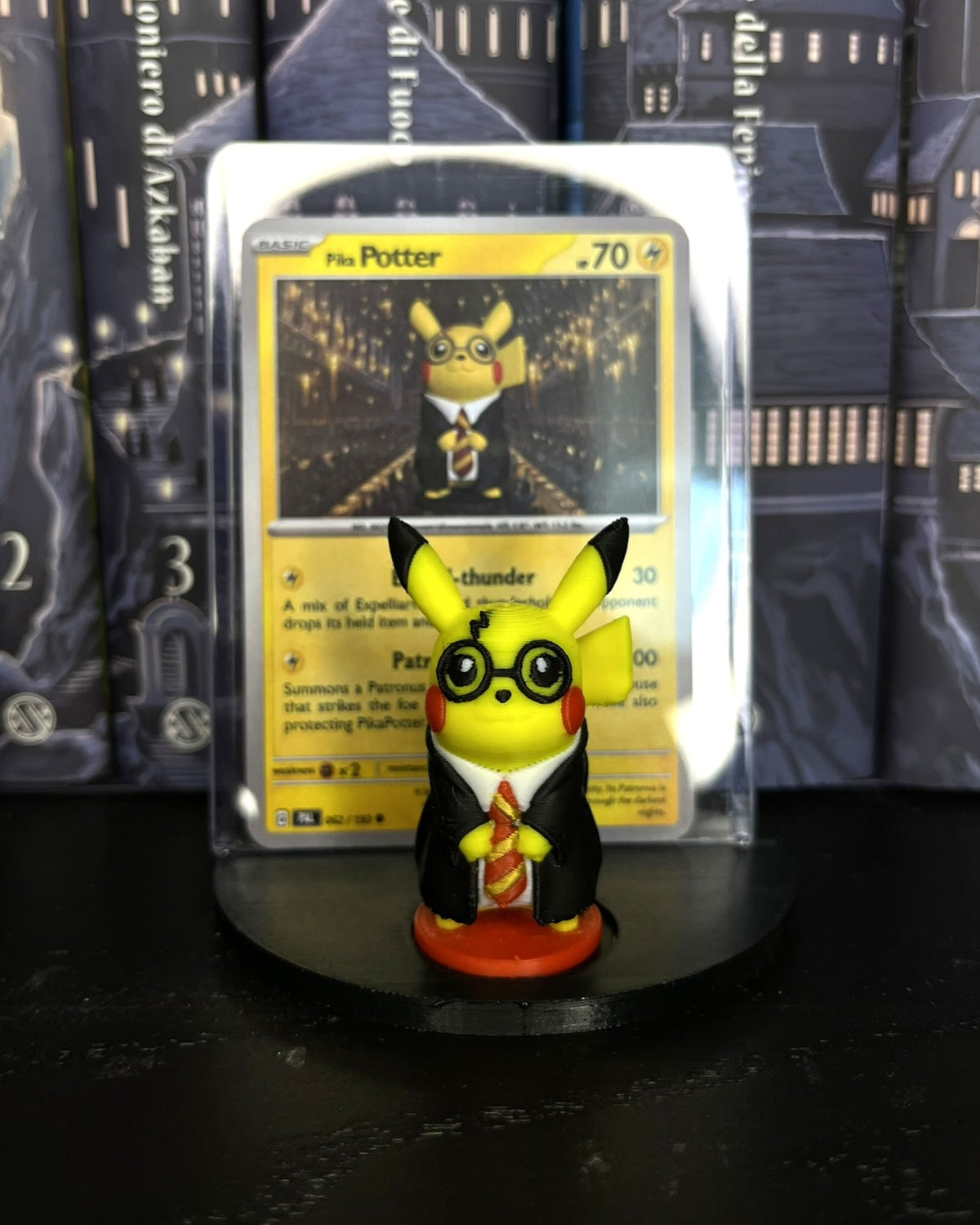 PikaPotter – Pikachu Harry Potter en version magicien avec carte personnalisée et socle