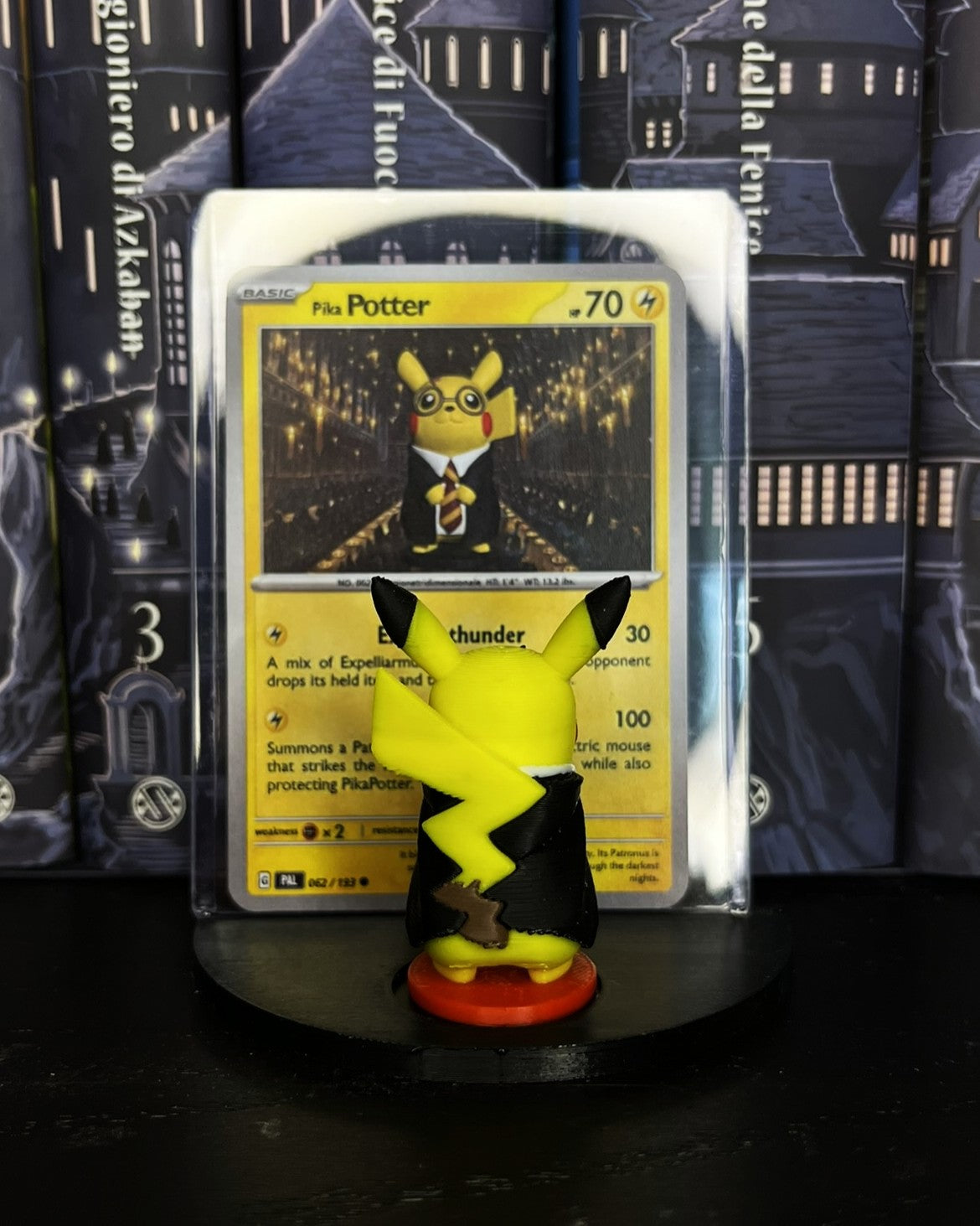 PikaPotter – Pikachu Harry Potter en version magicien avec carte personnalisée et socle