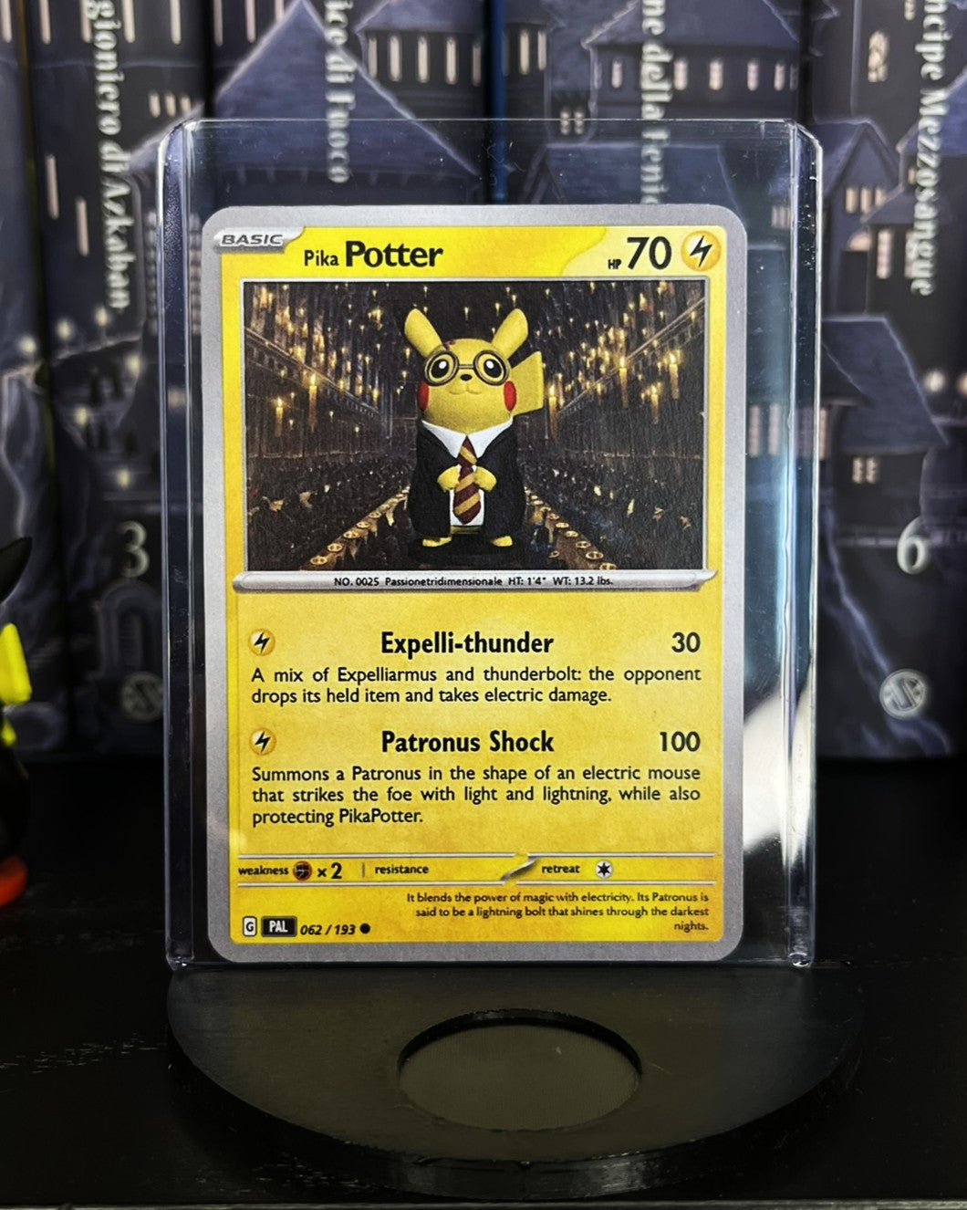 PikaPotter – Pikachu Harry Potter en version magicien avec carte personnalisée et socle