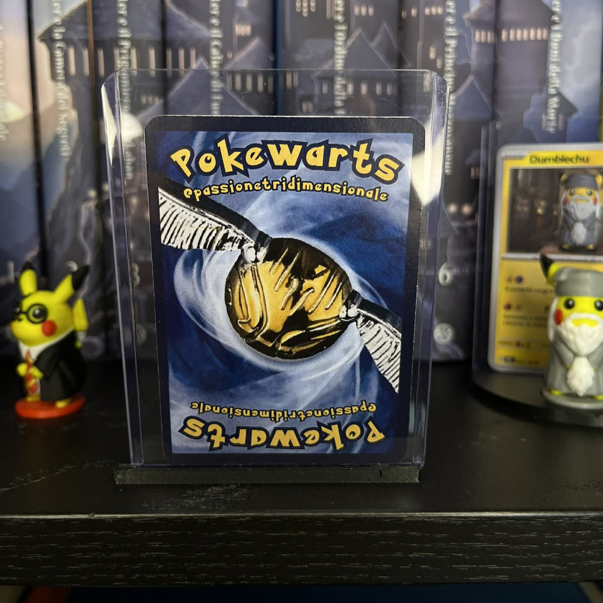 PikaMalfoy – Pikachu version Draco Malfoy avec carte personnalisée et base d'exposition