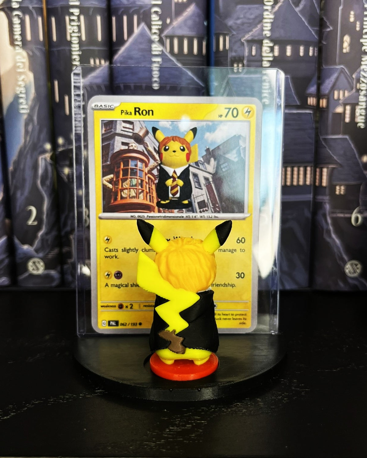 PikaRon – Pikachu Ron Weasley avec carte personnalisée et base de présentation
