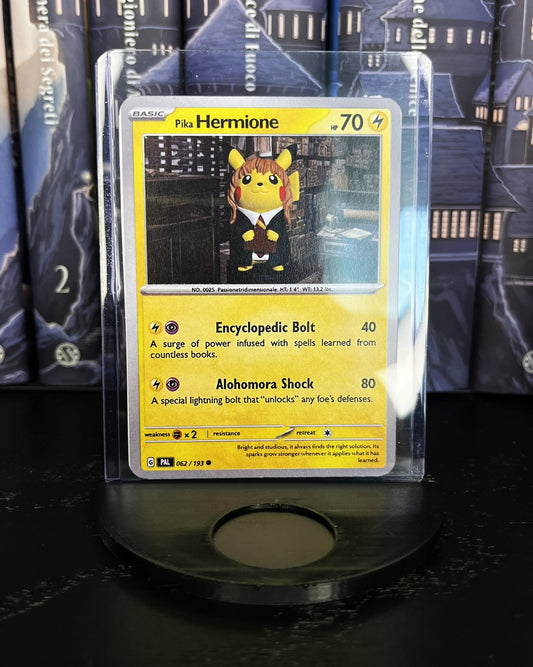 PikaHermione – Pikachu Hermione Granger con carta personalizzata e base d’esposizione