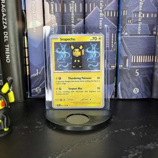 Snapechu – Pikachu Severus Piton con carta personalizzata e base d’esposizione