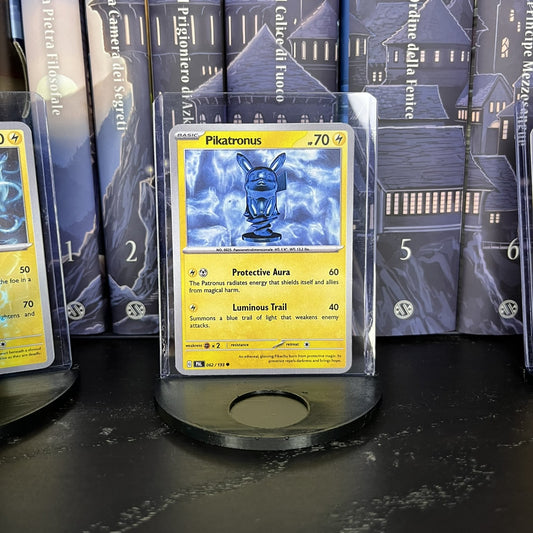 Pikatronus – Pikachu Patronus con carta personalizzata e base d’esposizione