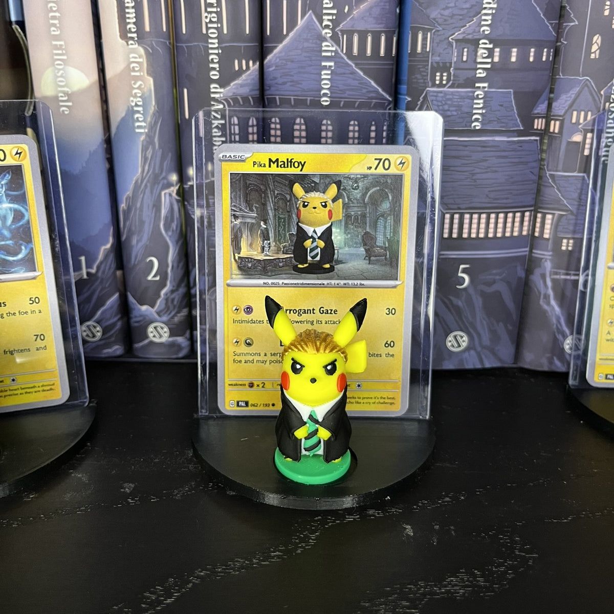 PikaMalfoy – Pikachu version Draco Malfoy avec carte personnalisée et base d'exposition