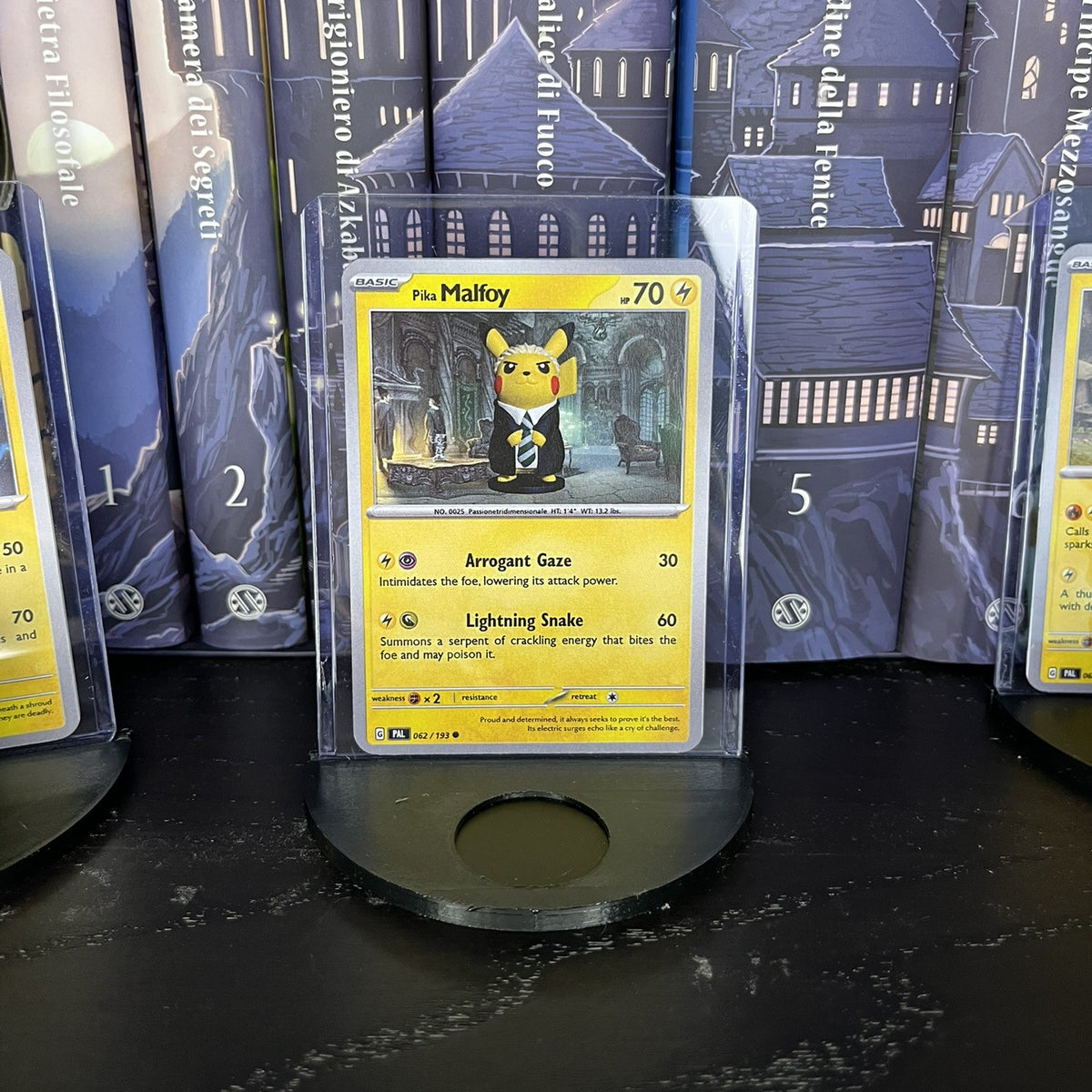 PikaMalfoy – Pikachu version Draco Malfoy avec carte personnalisée et base d'exposition