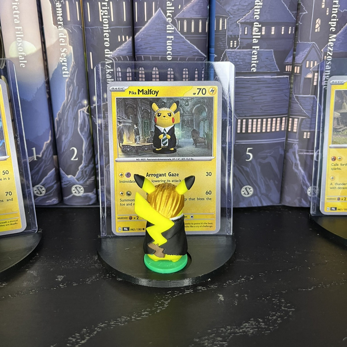 PikaMalfoy – Pikachu version Draco Malfoy avec carte personnalisée et base d'exposition