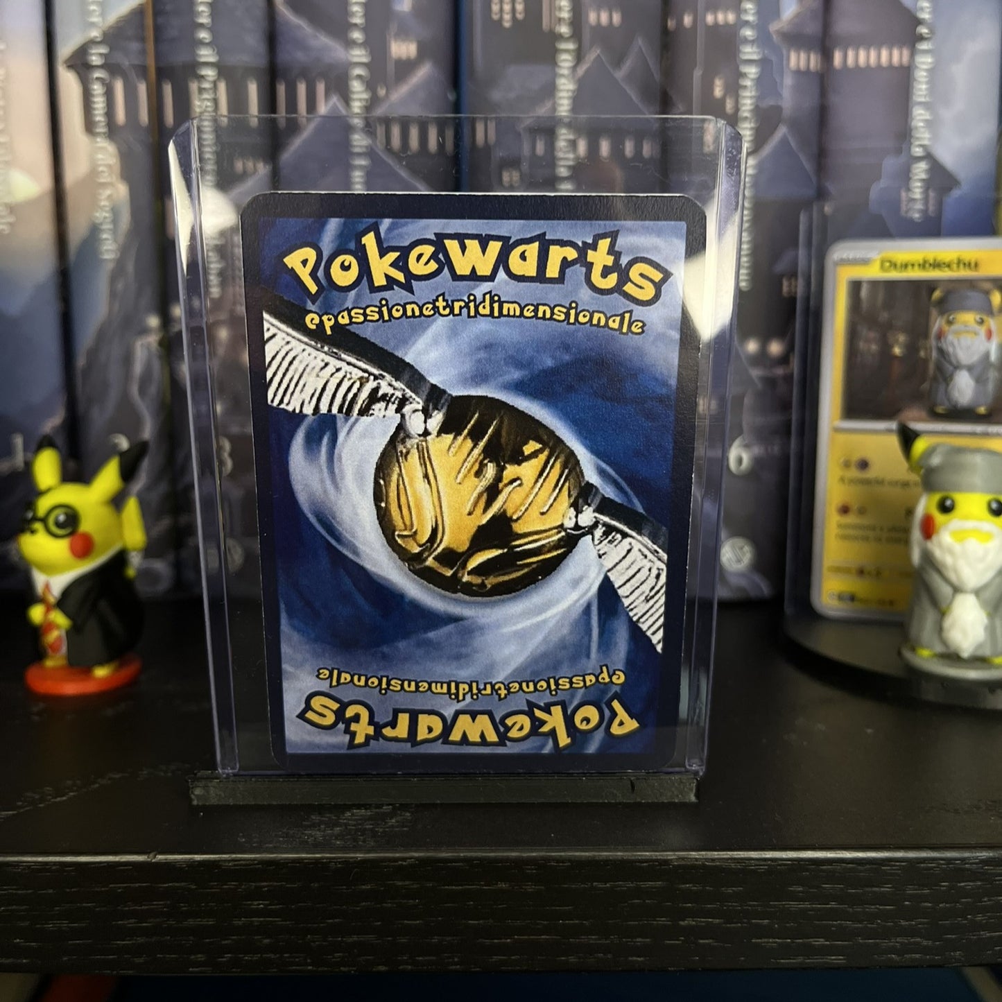 PikaHagrid – Pikachu versione Hagrid con carta personalizzata e base d’esposizione