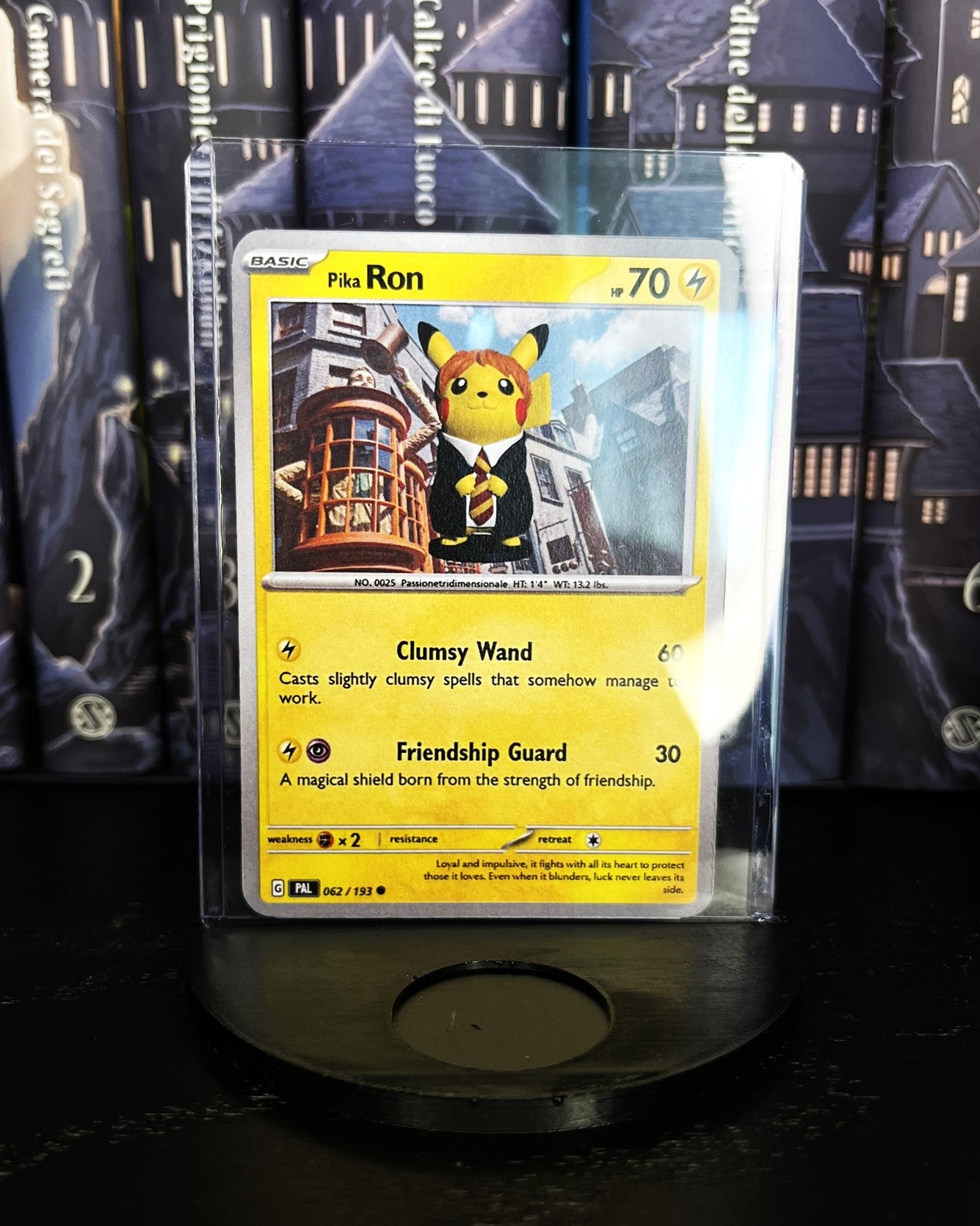 PikaRon – Pikachu Ron Weasley con carta personalizzata e base d’esposizione