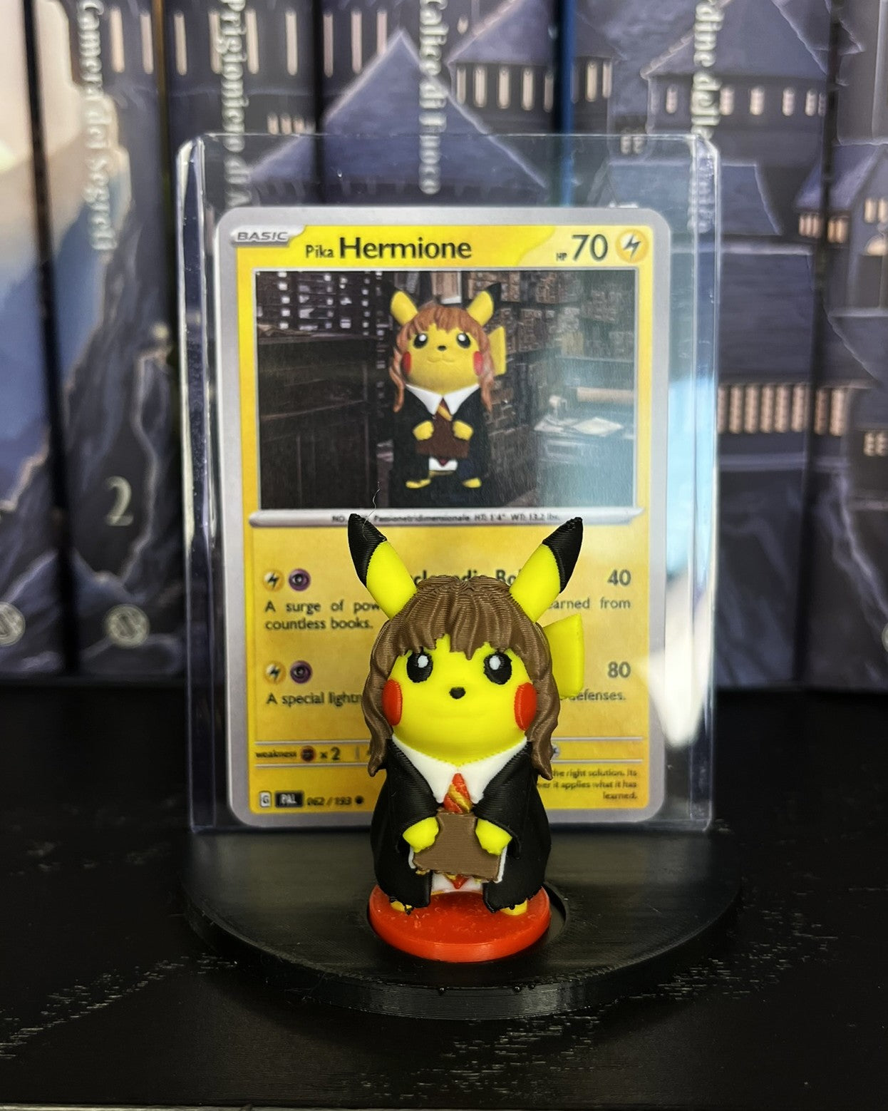 PikaHermione – Pikachu Hermione Granger con carta personalizzata e base d’esposizione