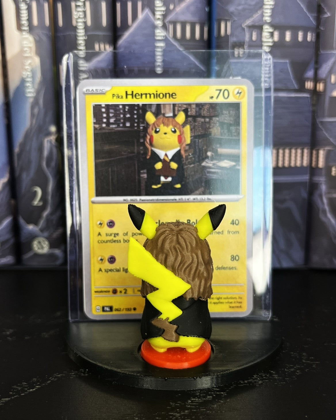PikaHermione – Pikachu Hermione Granger con carta personalizzata e base d’esposizione