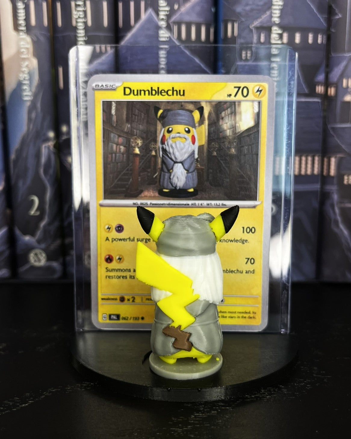 Dumblechu – Pikachu Albus Silente con carta personalizzata e base d’esposizione