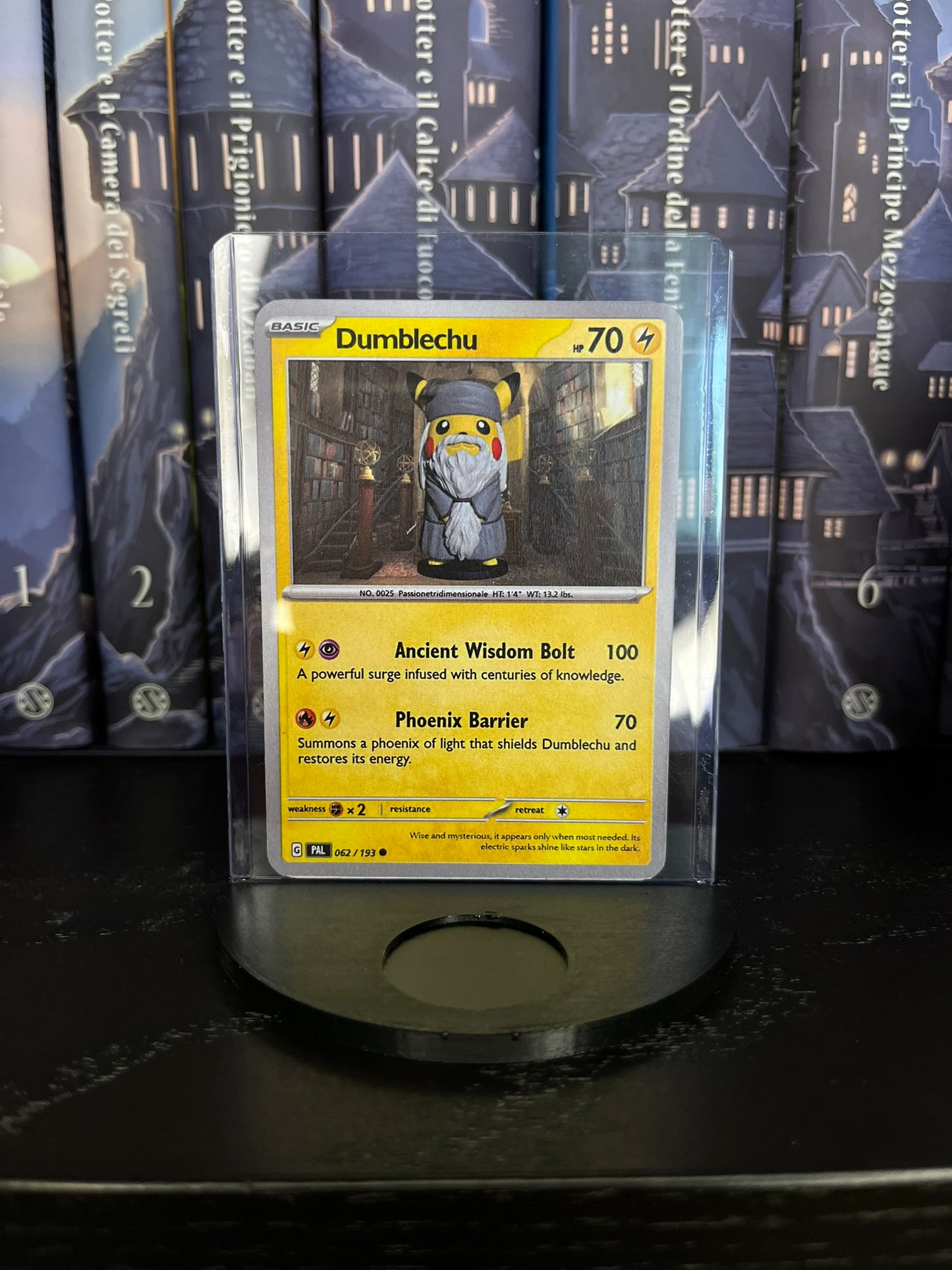Dumblechu – Pikachu Albus Silente con carta personalizzata e base d’esposizione