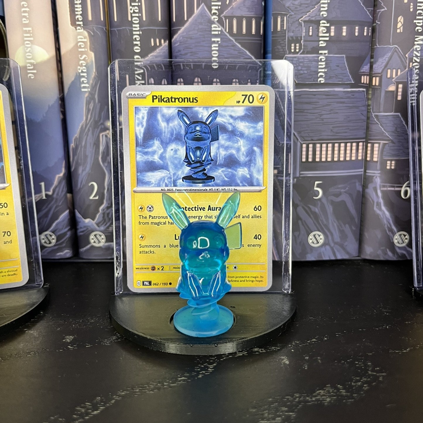 Pikatronus – Pikachu Patronus con carta personalizzata e base d’esposizione