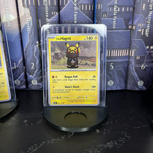 PikaHagrid – Pikachu versione Hagrid con carta personalizzata e base d’esposizione