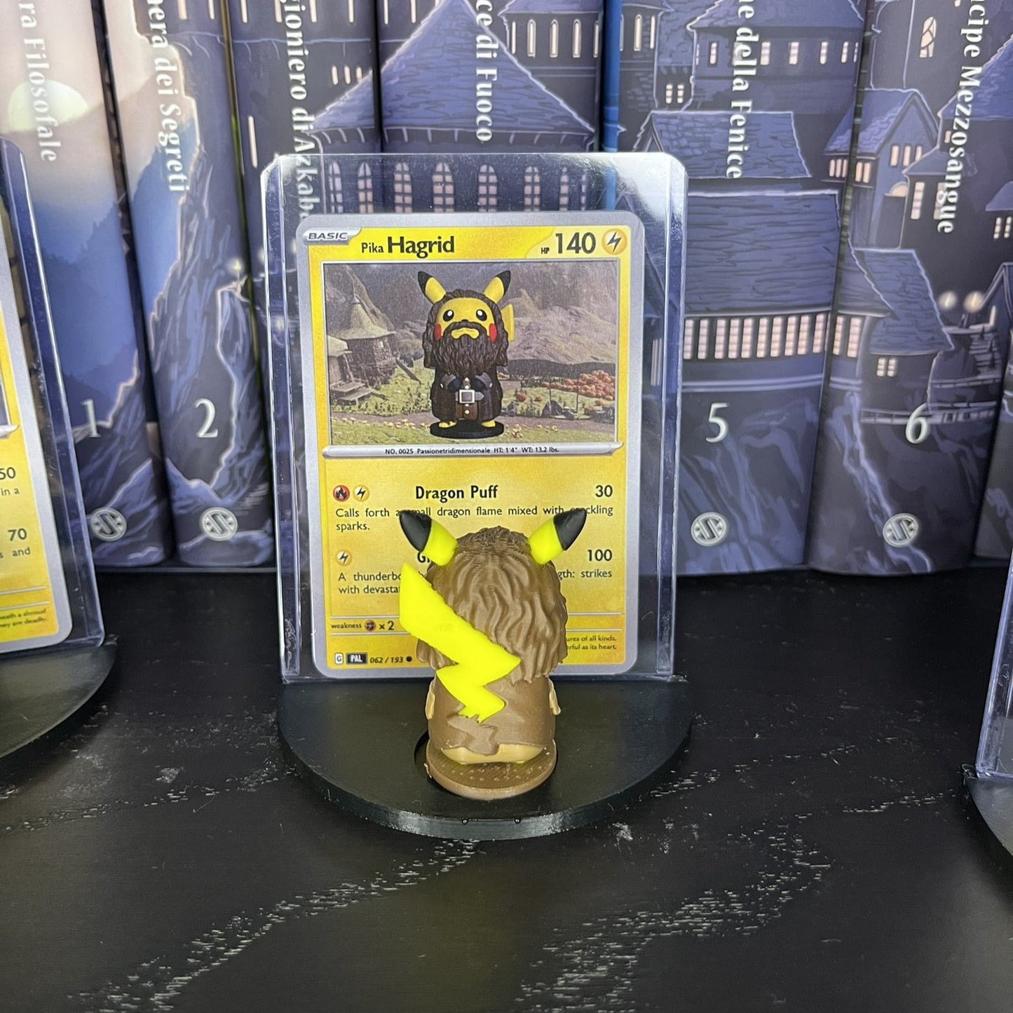 PikaHagrid – Pikachu versione Hagrid con carta personalizzata e base d’esposizione